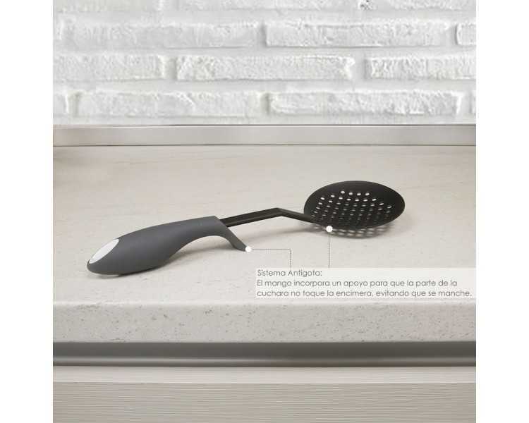 Espumadera Cocina Nylon Con Mango Antigotas Engomado 35 x 11,7 cm.